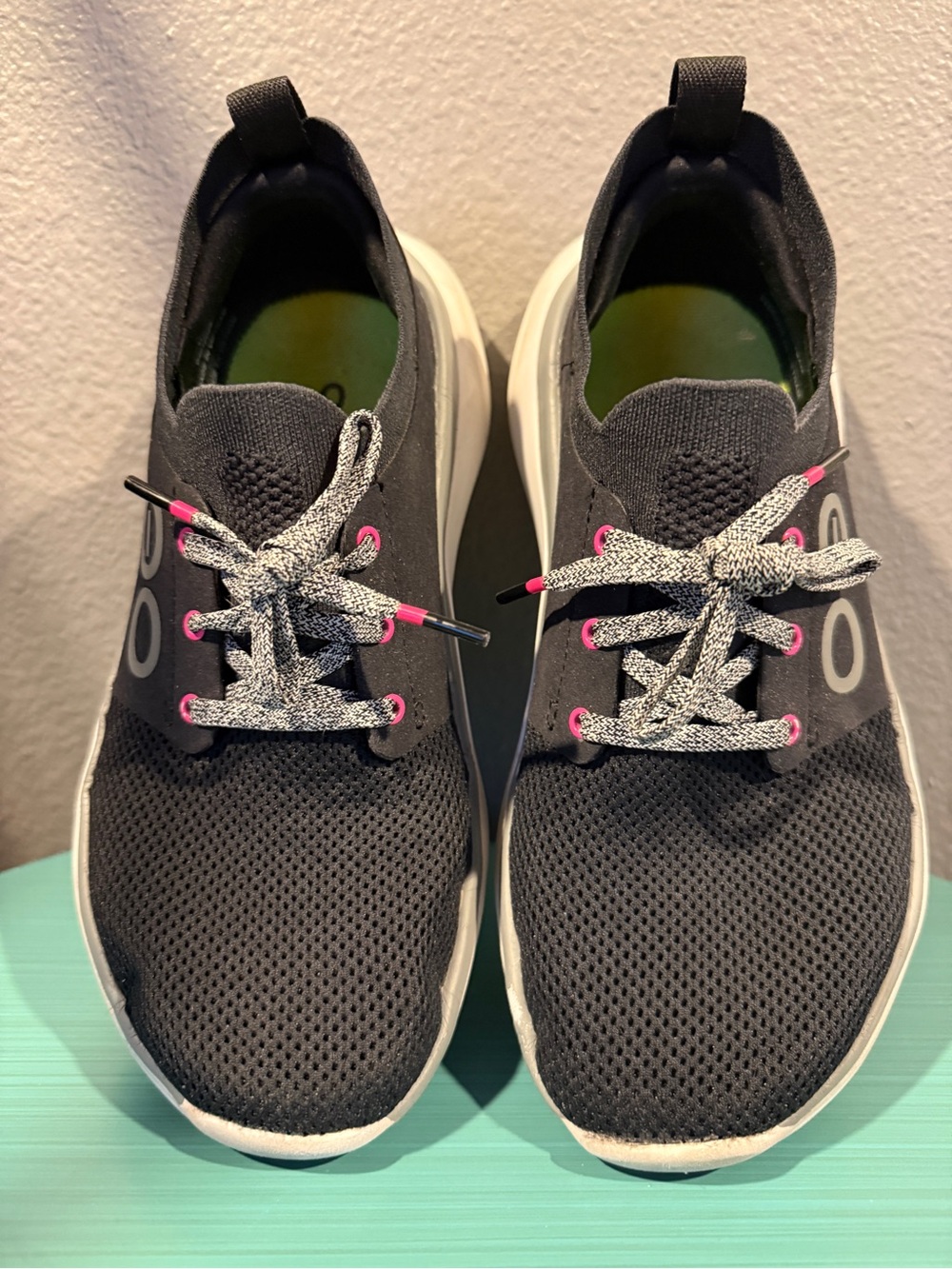 OOFOS - Oh My Stride Sz 7 women’s black & white athletic shoes fair condition
